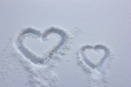 在雪中绘制图片