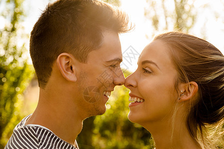 完美的吻吻时刻森林男朋友场地日落女孩季节拥抱太阳享受女性图片