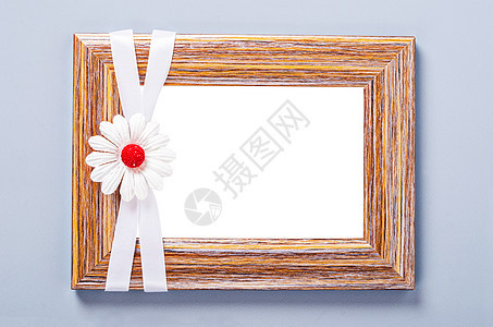 白丝带和鲜花的空木制相框图片