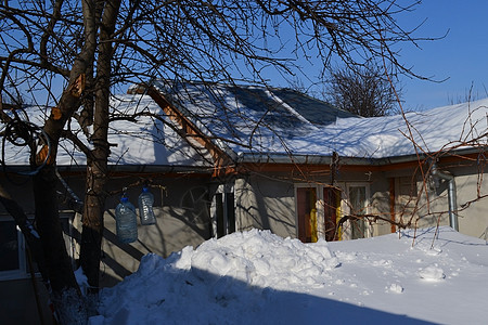 张梦雪房屋院子里的大雪 4背景