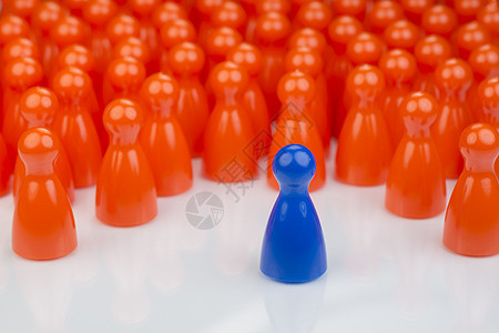 概念性橙色游戏棋子和蓝色游戏棋子孤独者镜子宏观橙子男人塑料塑像楷模雕像镜像图片