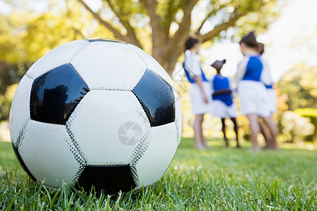 踢足球女孩足球气球极接近近视男性活动幸福树木孩子们绿地童年运动赤脚女性背景