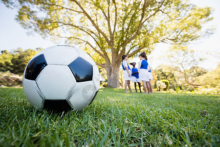 足球气球极接近近视闲暇团体女孩阳光运动男生蓝色公园活动空闲图片