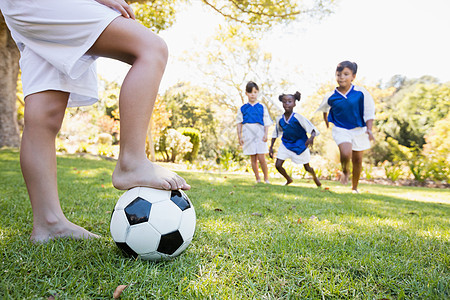 身穿足球校服打比赛的儿童朋友们活动运动闲暇幸福赤脚公园空闲孩子们运动服图片