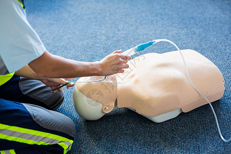 接受心肺复苏治疗期间的女性护理人员培训在心脏呼吸复苏训练中医院面罩救援援助练习心脏病解剖学生存氧气护理人员图片