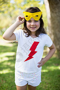 装扮超级英雄的年轻女孩公园微笑俏皮草原晴天女性英雄娱乐闲暇农村图片