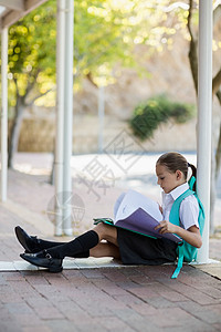 坐在走廊的女学生和看书的女孩图片