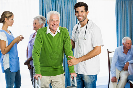 护士帮助老年人助学助行援助人员女性疗养院友谊老年保健职业工作微笑朋友图片