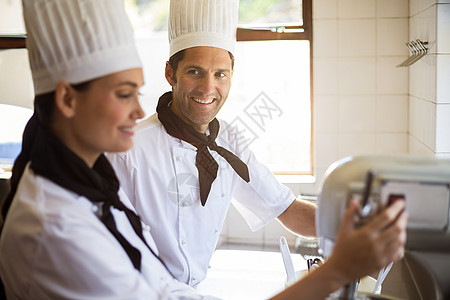 厨师的肖像 混合搅拌机中将打击者混为一谈快乐女士白人男人款待制服女性男性混合器烘烤图片