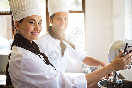 厨师的肖像 混合搅拌机中将打击者混为一谈主厨快乐女性款待工作服务男性工人面糊白人图片