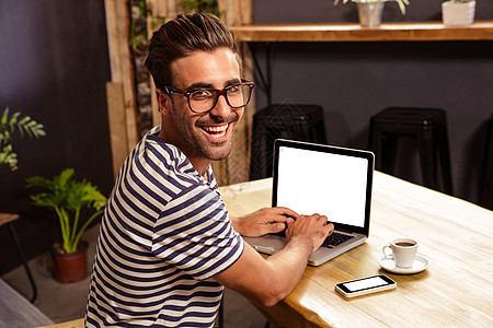 在餐厅使用膝上型电脑的青年男子咖啡店男人金发女郎微笑电话闲暇沟通快乐喜悦男性图片