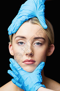 女性在注射肉毒杆菌之前要对其皮肤进行检查考场专家考试黑色外科医生工作室治疗服务手套图片