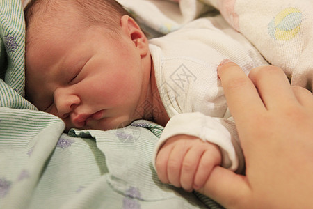 正在睡觉的新生儿婴儿睡眠小男孩新生活健康生活保健儿子病人男性监视图片
