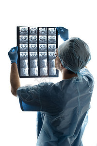 外科医生在穿制服检查时用白色X射线图象后视镜图片