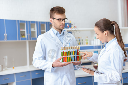 白外套专业化学专业人员 检查实验室内带有试剂的测试管和试剂图片