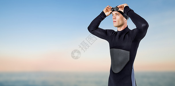 身穿游泳护目镜的泳衣游泳者综合图像男性海滩海洋泳帽运动员能力晴天潜水波浪播放器图片