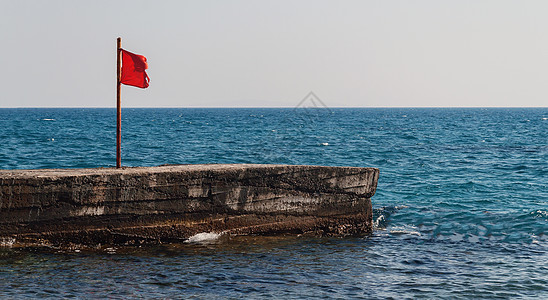 海上有红旗的码头图片