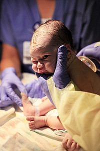 刚出生的女婴卫生诊所保健医生新生活医疗保险情况病人救援母性图片