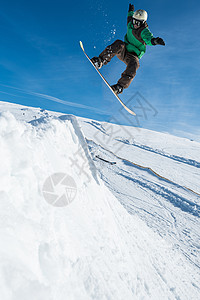 滑雪机跳过蓝天极限山脉岩石滑雪娱乐成人高山便车骑术男人图片