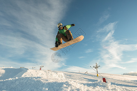 滑雪机跳过蓝天便车高山运动天空娱乐滑雪板骑术山脉男人滑雪者图片