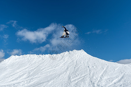 滑雪机跳过蓝天滑雪成人男人速度滑雪者运动岩石高山假期青少年图片