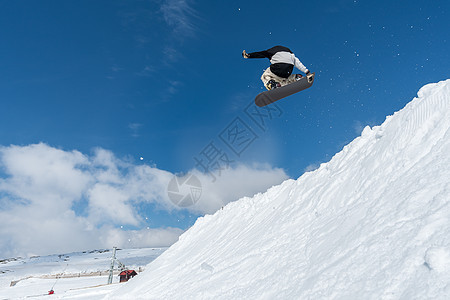 滑雪机跳过蓝天滑雪速度寄宿生假期便车高山运动天空滑雪者成人图片