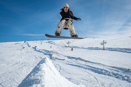 滑雪机跳过蓝天成人寄宿生高山人心天空便车速度山脉男人空气图片