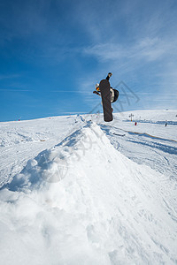 滑雪机跳过蓝天速度空气滑雪板寄宿生天空山脉成人滑雪者人心极限图片