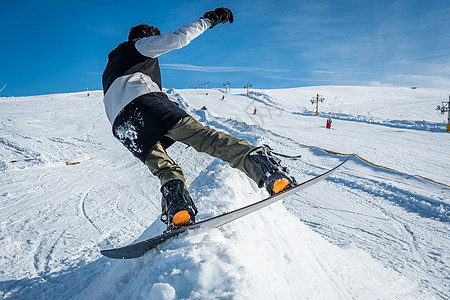 滑雪机在蓝天上滑动图片