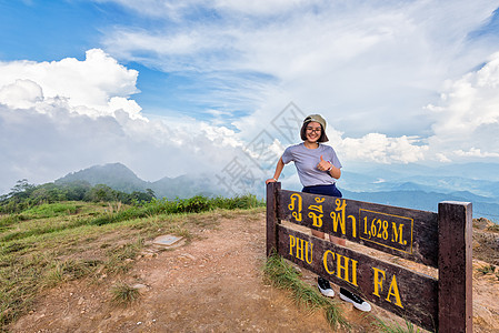 普济花山的旅游少女公园眼镜天空游客青少年森林女士远足者旅行微笑图片