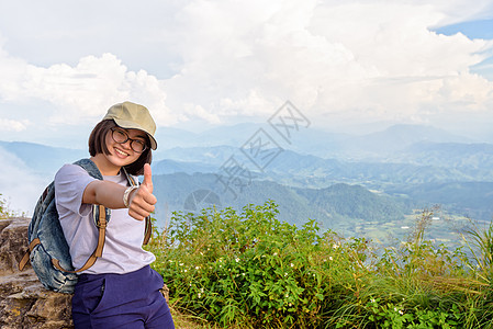 普济花山的旅游少女远足者顶峰天空场景女士游客眼镜女性旅行女孩图片