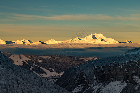 山上日出 云雾笼罩日落环境季节降雪旅行冒险高山山脉天气橙子图片
