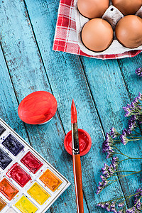 用于彩色和油漆刷的鸡蛋画笔餐巾刷子蓝色假期视图紫色彩蛋桌子花朵图片