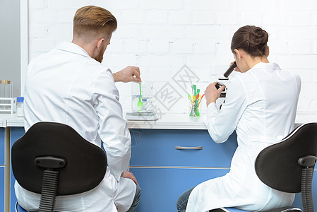 科学家们在实验室里与化学物质合作的反面观点图片