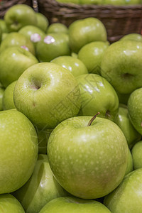 篮子中的绿苹果组图片