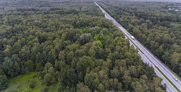 索斯诺维茨波兰的繁忙路景小路路口土地城市踪迹交通驾驶天空绿色衬套图片