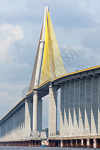 桥(在巴西称为)是一座跨越里约内格罗的桥梁 长3595米 连接马瑙斯和伊朗都巴两个城市 2011年10月24日开通图片