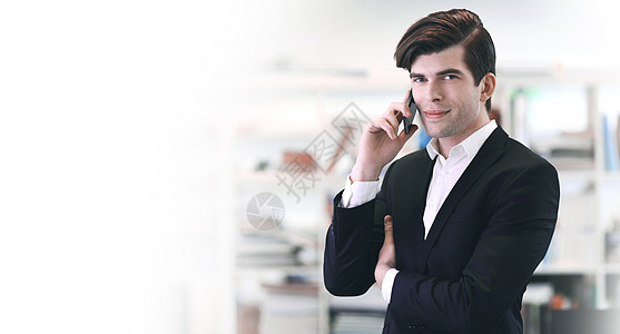 商务人士在电话里说话公司讲话工作手机套装细胞管理人员商务办公室男性图片