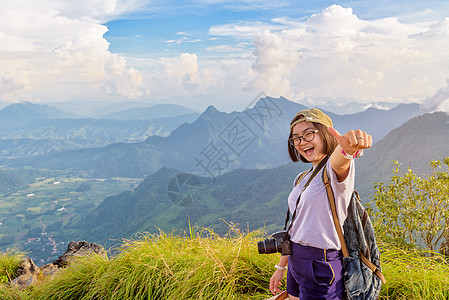 华志法山上快乐的Haker女孩快乐享受背包眼镜乐趣顶峰拇指游客女士远足图片