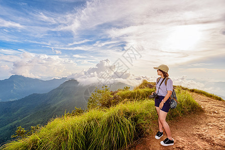 旅游风景优美的女游客山青少年相机公园女士女孩背包眼镜岩石森林假期图片