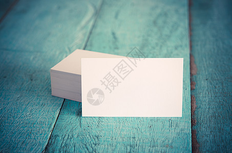 蓝木桌上的空白名片公司白色小样推介会嘲笑卡片办公室标识商业桌子图片