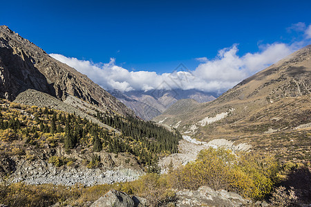 AlaArcha峡谷山区地貌的全景总和边缘擦洗阳光远足季节悬崖旅游顶峰岩石阴影图片