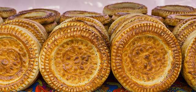 吉尔吉斯斯坦奥什Osh星期天市场文化香膏面包男人旅行旅游商业国家生活市场图片