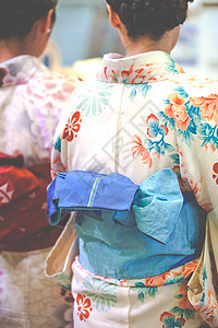 在京都清水津寺的樱花观赏中 日本妇女穿着一种叫木子野的传统礼服古董寺庙青少年宗教游客神道清水假期女孩们姿势图片
