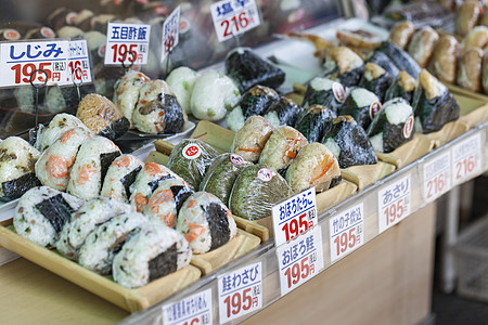 新鲜市场有寿司销售店铺鱼片盒子架子展示食物贸易工业产品图片