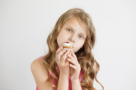 小女孩拿着美味美食蛋糕吃着图片