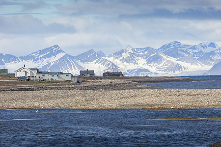 在贫瘠山脉下 蓝色海湾的美丽景色风景巡航冒险海滨岩石苔原爬坡峡湾酒吧沙漠银行图片