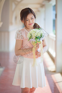 年轻可爱的亚洲女人 闻着白花香花束微笑白色雏菊女士女孩场地美丽幸福礼物图片