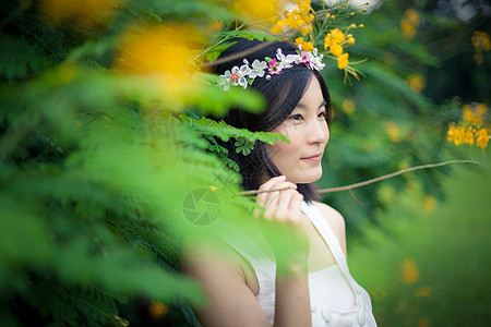 带着花冠的年轻女子场地公园草地女性头发幸福微笑女孩绿色白色图片