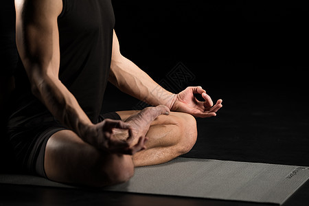 人坐着冥想精力沉思娱乐裁剪保健肌肉手印瑜珈运动员黑色图片